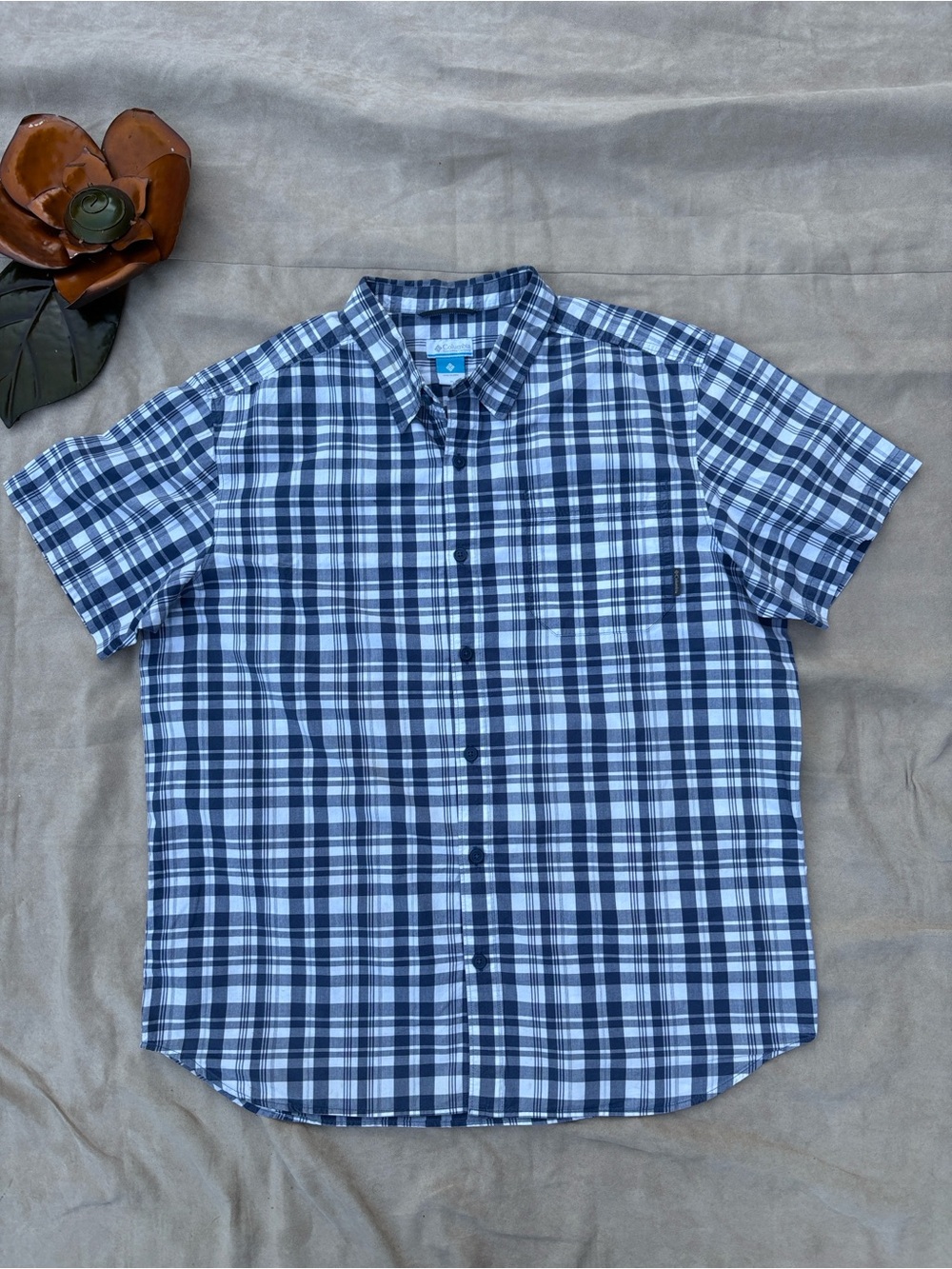 🥌Columbia Navy and 100% Cotton White Plaid Short-Sleeve Button-Down Shirt - XL